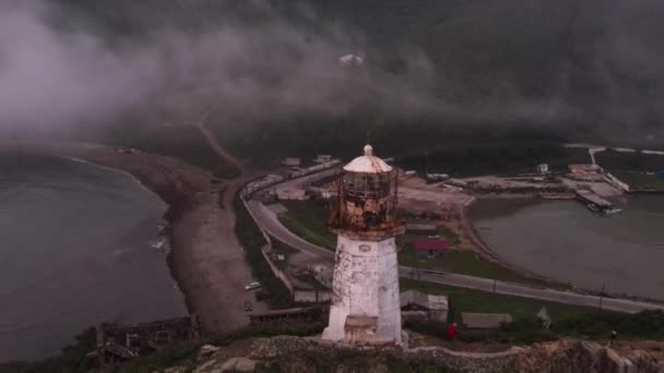 Vista Desde Arriba Volando Sobre Faro Rudny Briner Pie Sobre — Vídeos de Stock