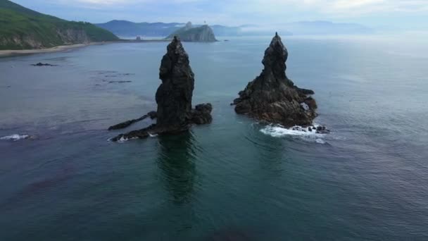 Zicht Van Bovenaf Vliegen Prachtige Stenen Kekura Steken Uit Zee — Stockvideo
