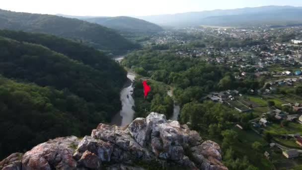 Flying over the Dersu rock in the village of Kavalerovo, Primorsky Territory — Stock Video
