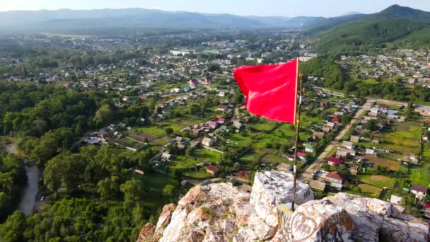 Vliegen over de Dersu rots in het dorp Kavalerovo, Primorsky Territory — Stockvideo