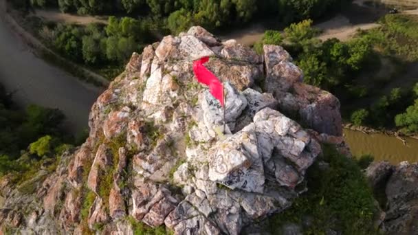 Volando sobre la roca Dersu en el pueblo de Kavalerovo, Territorio de Primorsky — Vídeo de stock