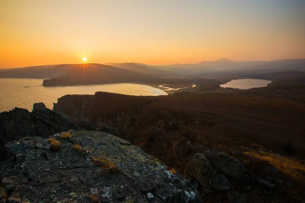 Ein schöner Sonnenuntergang im Biosphärenreservat Sikhote-Alin im Primorsky Territory — Stockfoto