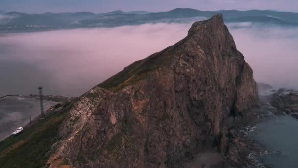 Blick von oben. Kap Briner im Primorsky Territory mit Nebel bedeckt. Leuchtturm Rudny am Kap Briner. — Stockvideo