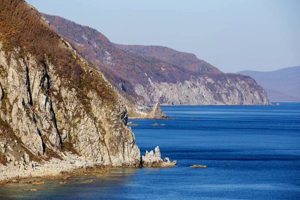 Malerische Felsen am Nordkap. Meeresgebiet des Biosphärenreservats Sikhote-Alin im Primorsker Gebiet — Stockfoto