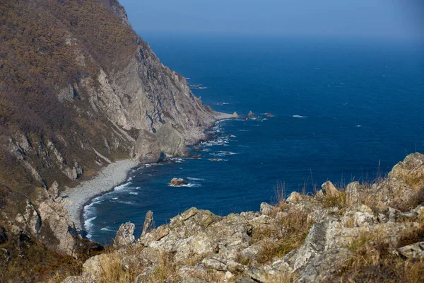 Malerische Felsen am Nordkap. Meeresgebiet des Biosphärenreservats Sikhote-Alin im Primorsker Gebiet — Stockfoto