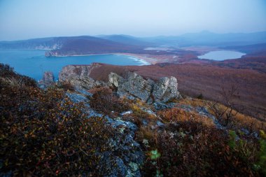 Primorsky bölgesinde Sikhote-Alin Biyosfer rezervi. Goluchnaya Körfezi 'nin kumlu sahili ve gölün panoramik manzarası..