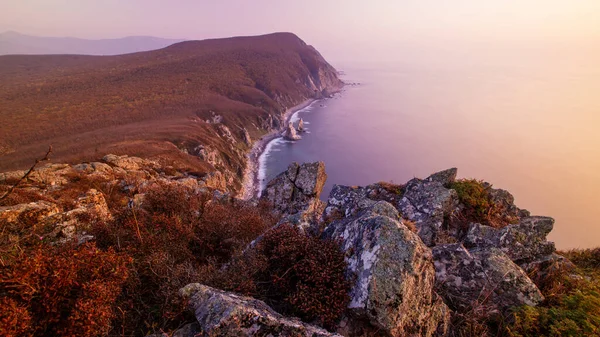 Das Biosphärenreservat Sikhote-Alin im Primorsker Gebiet. Blick auf die felsige Küste des Naturschutzgebietes bei rosa Sonnenaufgang — Stockfoto