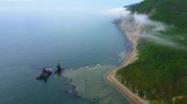 Yukarıdan bak. Büyük kekura Denizin ortasında iki kardeş yeşil dağların arka planına karşı.