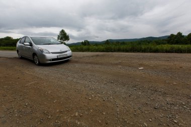 2016 yazı - Primorsky Krai, Rusya - araba kötü bir asfalt yolda gidiyor. Öldürülen Rus yolları