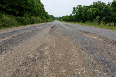 Rusya 'da çok kötü bir yol. Asfalt yol ormanın ortasındaki deliklerde..