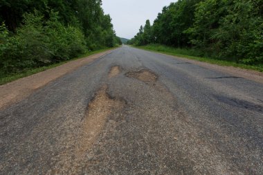Rusya 'da çok kötü bir yol. Asfalt yol ormanın ortasındaki deliklerde..