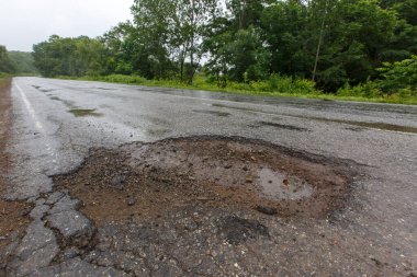 Rusya 'da çok kötü bir yol. Asfalt yol ormanın ortasındaki deliklerde..