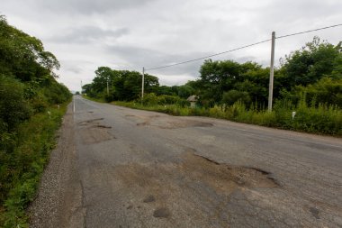 Rusya 'da çok kötü bir yol. Asfalt yol ormanın ortasındaki deliklerde..