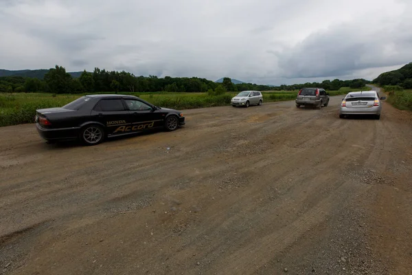 Verão, 2016 - Primorsky Krai, Rússia - O carro dirige em uma estrada de asfalto ruim. Estradas russas mortas — Fotografia de Stock