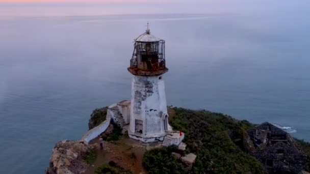 Vista desde arriba. Volando sobre el faro de Rudny en el pueblo de Rudnaya Pristan durante el amanecer — Vídeos de Stock