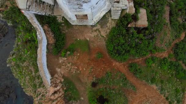 Vista desde arriba. Volando sobre el pintoresco faro de Rudny en el pueblo de Rudnaya Pristan, Territorio de Primorsky. Monumento de Primorsky Krai — Vídeos de Stock