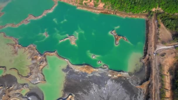 Yukarıdan bak. Kamera turkuaz suyla kimyasal bir gölün üzerinde uçuyor. Primorsky Bölgesi 'ndeki Khrustalnenskiy madencilik ve işleme fabrikasının dökümü — Stok video