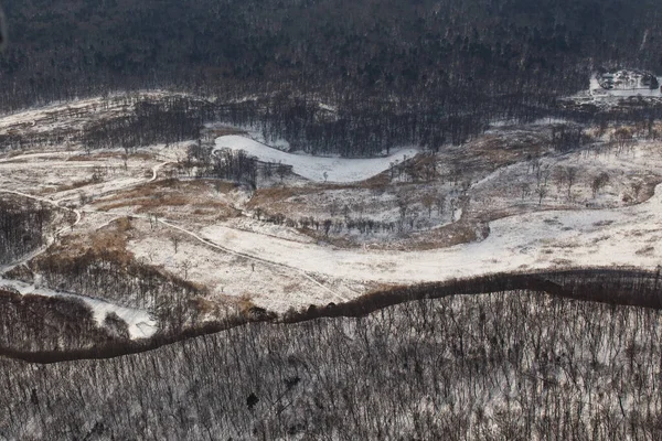 Blick von oben. Winter-Nadelwald, von einem Hubschrauber eingefangen — Stockfoto