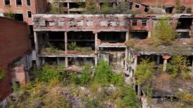 Yukarıdan bak. Kamera, Primorsky Bölgesi 'ndeki Khrustalny köyündeki Khrustalnensky madencilik ve işleme tesisinin terk edilmiş fabrikasının yanından geçiyor. Terk edilmiş teneke madencilik fabrikası