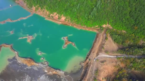 Lihat dari atas. Kamera terbang di atas danau kimia dengan air pirus. Tailings dump tambang dan pengolahan pabrik Khrustalnenskiy di Primorsky Territory — Stok Video