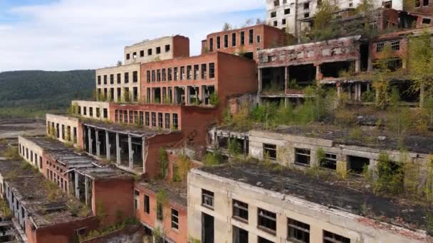 Blick von oben. Die Kamera fliegt an der verlassenen Fabrik des Bergbau- und Verarbeitungsbetriebs Chrustalnskij im Dorf Chrustalny auf dem Primorsker Territorium vorbei. Verlassenes Zinnbergwerk — Stockvideo