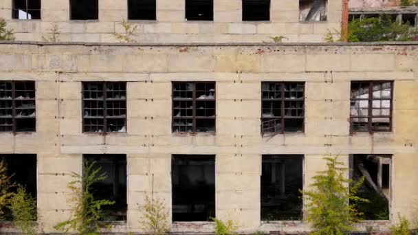 Vue d'en haut. La caméra passe devant l'usine abandonnée de l'usine minière et de traitement de Khrustalnensky dans le village de Khrustalny, Territoire Primorsky. Usine d'extraction d'étain abandonnée — Video