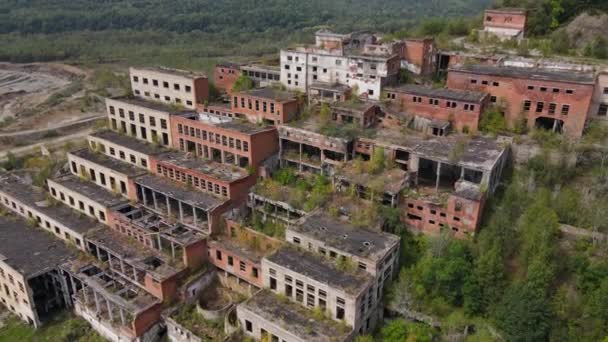 Vista desde arriba. La cámara vuela más allá de la planta abandonada de la minería Khrustalnensky y la planta de procesamiento en el pueblo de Khrustalny, Territorio Primorsky. Planta minera abandonada de estaño — Vídeo de stock