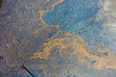 Ekolojik felaket. Yakın plan. Petrol ürünleri denize döküldü. Zehirli petrol ürünleri temiz denizin yüzeyinde yüzer..