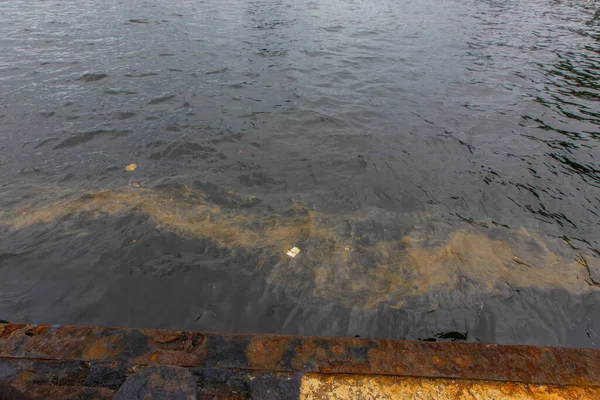 Ökológiai katasztrófa volt. Közelkép. Olajtermékek tengerbe ömlése. Mérgező olajtermékek úszkálnak a tiszta tenger felszínén. — Stock Fotó