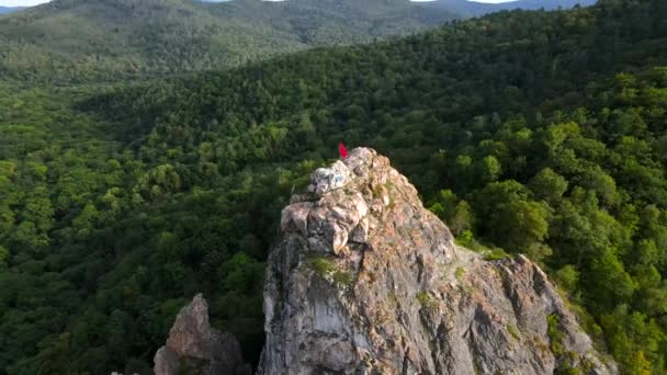 Sonbahar, 2016 - Kavalerovo, Rusya - Top view. Dersu uçurumunun tepesinde, Rus gezgin Vladimir Arsenyev ile Dersu Uzala 'nın sözde buluşma yeri olan kırmızı bayrak dalgalanır. — Stok video