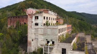 Yukarıdan bak. Rusya 'da terk edilmiş teneke madencilik fabrikası. Kavalerovo 'daki maden ve işleme tesisinin izin verilen binaları üzerinde uçuyor.