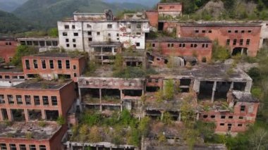 Yukarıdan bak. Rusya 'da terk edilmiş teneke madencilik fabrikası. Kavalerovo 'daki maden ve işleme tesisinin izin verilen binaları üzerinde uçuyor.