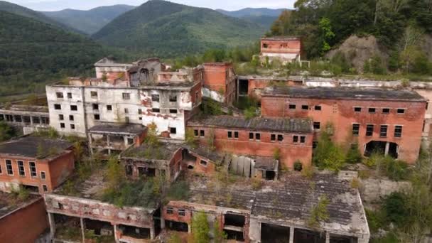 上からの眺め。Kavalerovo村の鉱山と加工工場の破壊された建物の上を飛んでいます。ロシアの放棄された錫採掘工場 — ストック動画