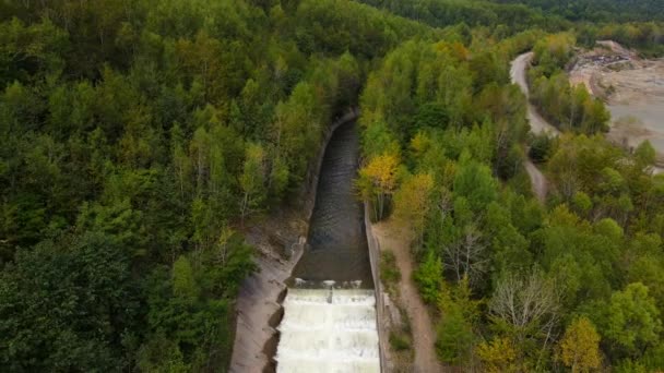 Вид Сверху Камера Кастрюлю Над Искусственным Водопадом Среди Зеленых Деревьев — стоковое видео