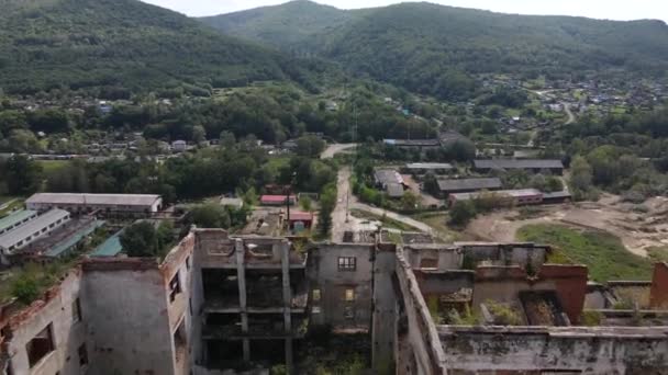 Vista desde arriba. Planta minera de estaño abandonada en Rusia. Sobrevolando los edificios permitidos de la planta de minería y procesamiento en Kavalerovo — Vídeo de stock