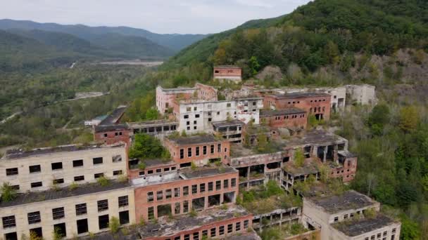 上からの眺め。ロシアの放棄された錫採掘工場。Kavalerovoの鉱山と加工工場の許可された建物を飛び越える — ストック動画