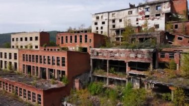 Yukarıdan bak. Khrustalnensky madencilik ve işleme tesisi. Kamera Rusya 'daki bir maden fabrikasının yıkılmış binalarının yanından uçuyor..