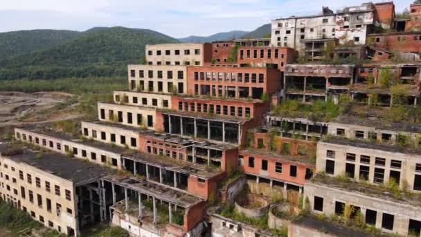 上からの眺め。クルスタレンスキー鉱山と加工工場。カメラはロシアの錫鉱山工場の破壊された建物を飛ぶ. — ストック動画