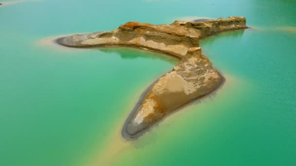 Вид зверху. безлюдний острів на тлі красивого бірюзового моря. Камера летить над пустельним островом посеред бірюзового моря — стокове відео