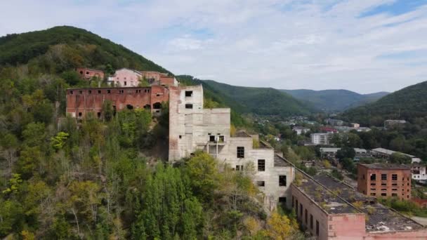 上からの眺め。クルスタレンスキー鉱山と加工工場。カメラはロシアの鉱山工場の放棄された建物の上にパンします。 — ストック動画