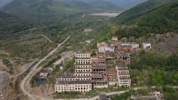 上からの眺め。クルスタレンスキー鉱山と加工工場。カメラはロシアの鉱山工場の放棄された建物の上にパンします。 — ストック動画