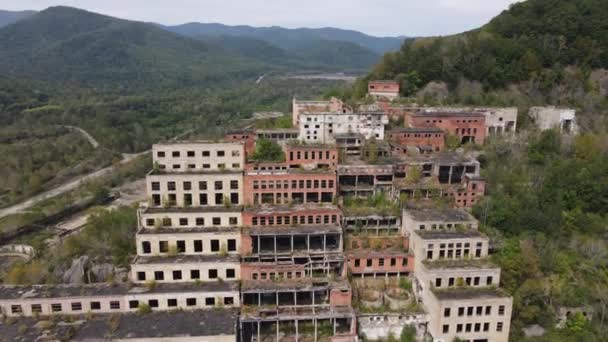 Pohled shora. Chrušnohorský důlní a zpracovatelský závod. Kamera míří na zničené opuštěné budovy důlní továrny v Rusku