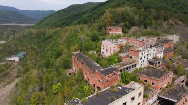 Pohled shora. Chrušnohorský důlní a zpracovatelský závod. Kamera míří na zničené opuštěné budovy důlní továrny v Rusku — Stock video