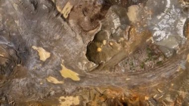 Yukarıdan bak. Geliştirilmiş bir taş ocağının üzerinde uçuyor..