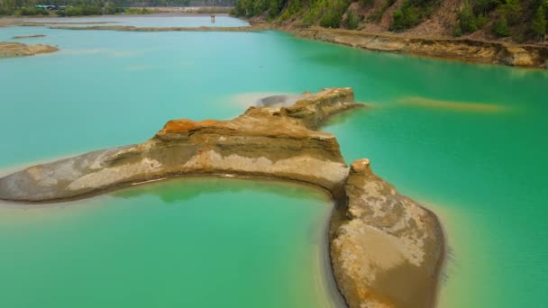 Lihat dari atas. Terbang di atas pulau berpasir di tengah danau kimia. Fasilitas penyimpanan Tailings tambang dan pengolahan Khrustalnenskiy — Stok Video