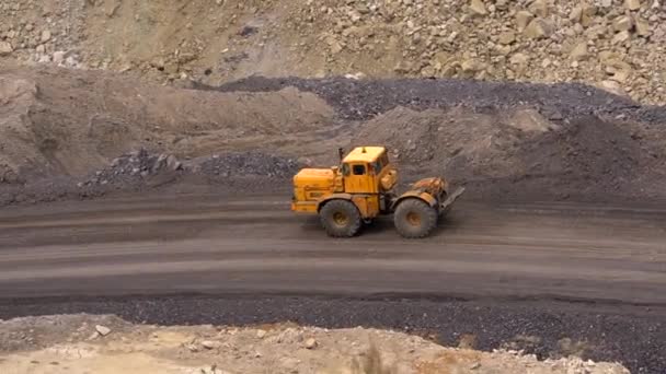 Otevřená jáma pro těžbu uhlí — Stock video