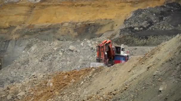 Endüstriyel haber. Büyük bir kazıcı bir kömür madenini kazıyor. — Stok video