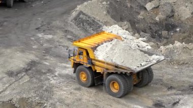 2020 yazında, Primorsky Bölgesi, Rusya 'nın yukarısında. Sarı bir Belaz, arka planda toprak dolu bir cesetle taş ocağının içinden geçiyor.