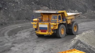 2020 yazında, Primorsky Bölgesi, Rusya 'nın yukarısında. Sarı bir Belaz, arka planda toprak dolu bir cesetle taş ocağının içinden geçiyor.