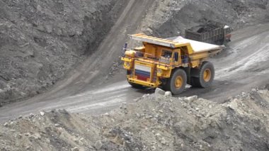 2020 yazında, Primorsky Bölgesi, Rusya 'nın yukarısında. Sarı bir Belaz, arka planda toprak dolu bir cesetle taş ocağının içinden geçiyor.